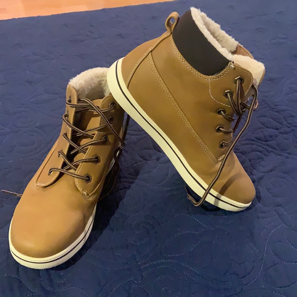 Kids boots with Sherpa lining . Like new size 4